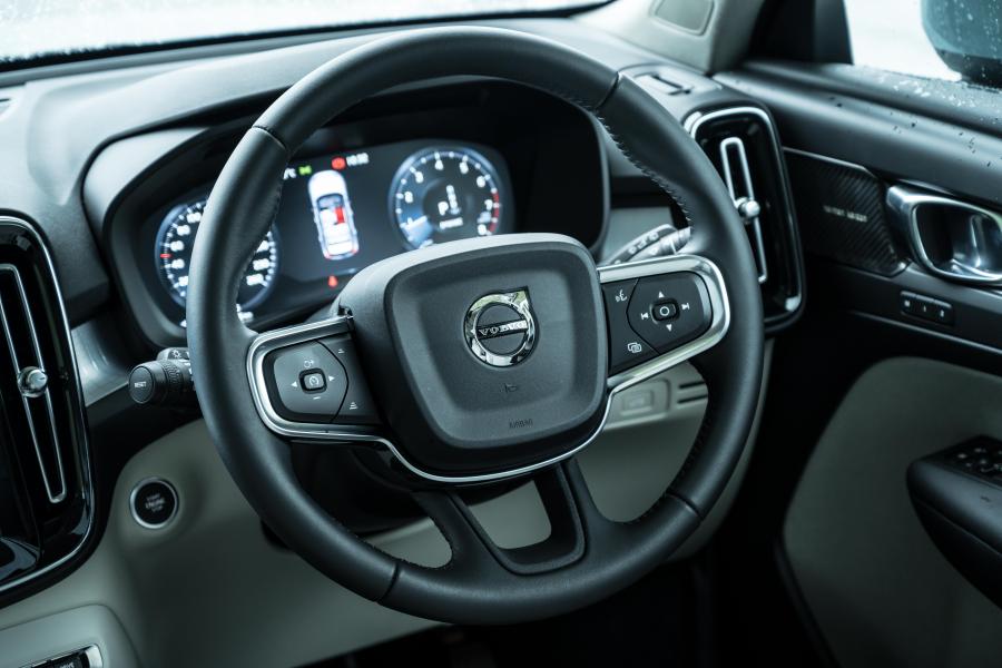 Панель приборов Volvo XC40 T4 Momentum 2018 года  (JP) (фото 7 из 13)